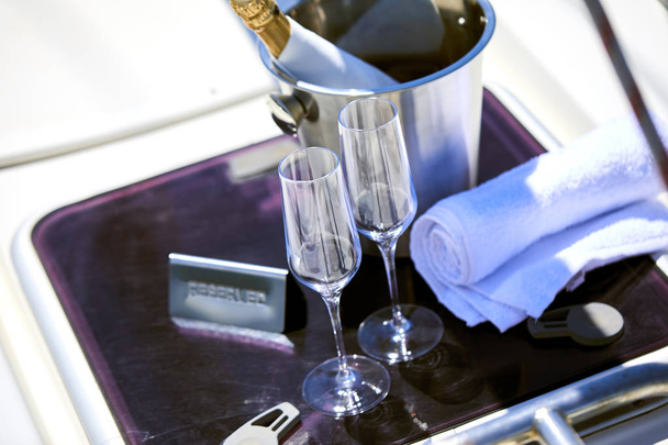 Romantica serata di lusso su yacht da crociera con ambientazione champagne, bicchieri vuoti e bottiglia con champagne
  - Foto, immagini
