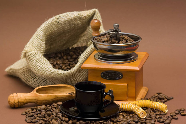 グラインダーとコーヒー豆 - 写真・画像