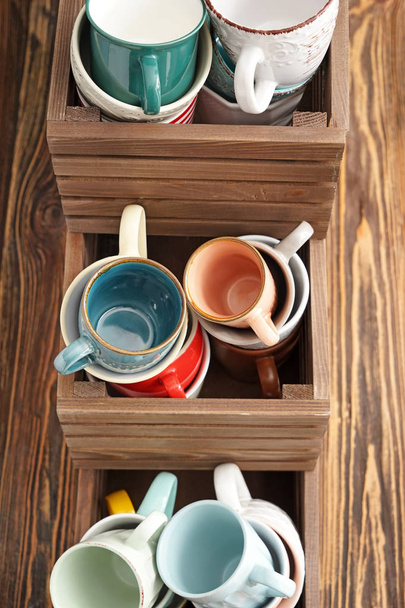 Scatole di legno con tazze da tè in ceramica
 - Foto, immagini
