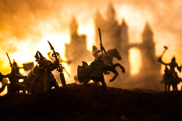 Középkori harci jelenet, a lovasság és a gyalogság. Sziluettek számok külön objektumokként harc között harcosok naplemente ködös háttér. Szelektív összpontosít - Fotó, kép