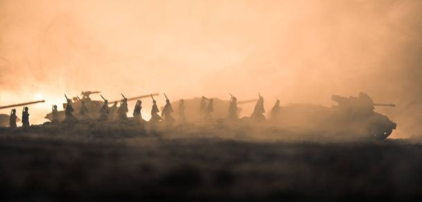 Concept de guerre. Silhouettes militaires combattant scène sur fond de brouillard de guerre ciel, Soldats de la guerre mondiale Silhouettes ci-dessous ciel nuageux au coucher du soleil. Scène d'attaque. Véhicules blindés. réservoir en action
 - Photo, image