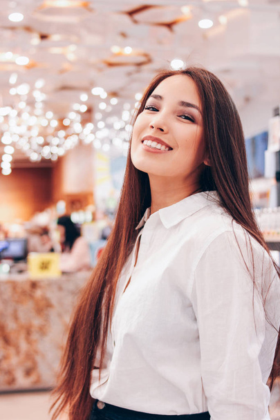 美しい長い髪アジア笑みを浮かべて少女の若い女性の化粧品、香水、免税店スーパー マーケット - 写真・画像