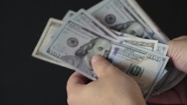 Mężczyzna ręce hrabiego sto Dolar rachunki w ciemności z bliska - Materiał filmowy, wideo