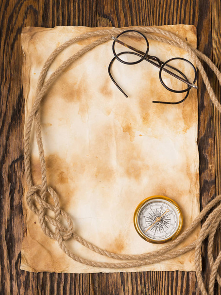 Pusula, halat ve eski kağıt üzerinde gözlük - Fotoğraf, Görsel