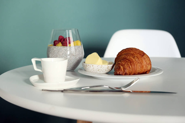 Śniadanie na tabeli, rogaliki i owocowe smoothies - Zdjęcie, obraz