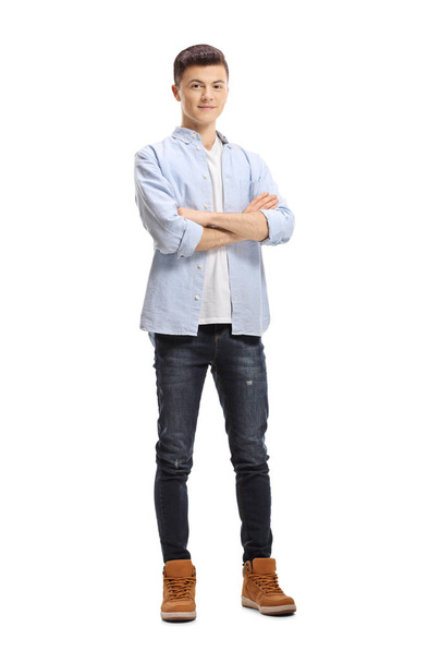 Volledige lengte portret van een jonge man poseren met gekruiste armen geïsoleerd op witte achtergrond - Foto, afbeelding