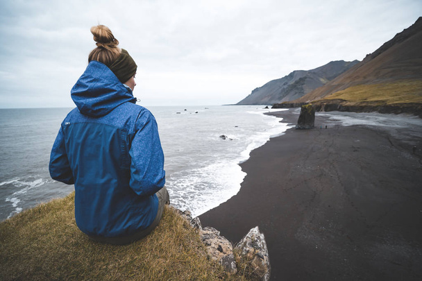 young woman looking at majestic icelandic landscape - Foto, Imagen
