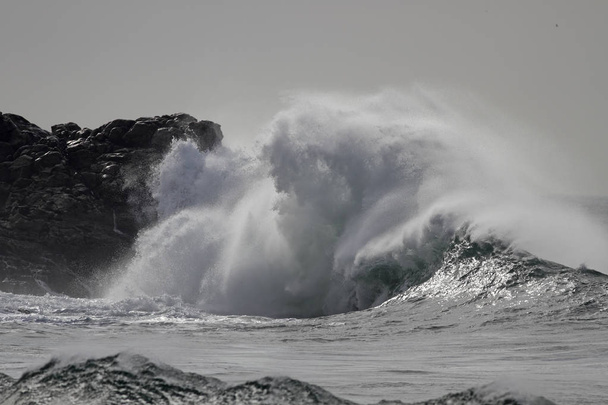 Durva tengeri szél spray hullámok. Északi portugál tengerpar. - Fotó, kép