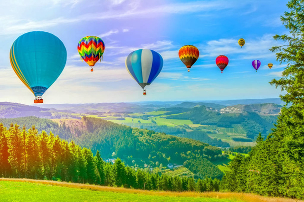 Repül át a csodálatos hegyek hőlégballon - Fotó, kép