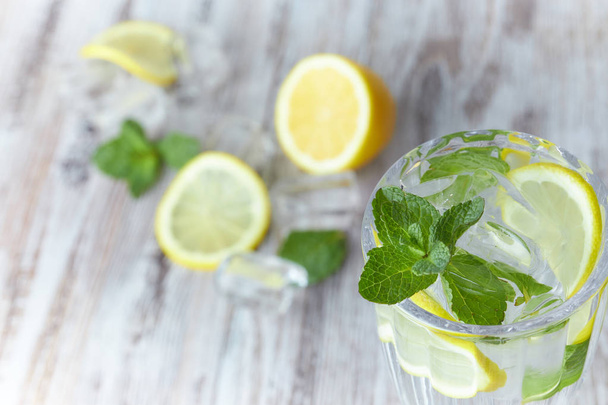 Un verre d'eau froide avec glace, citron et menthe. Concentration sélective. boisson rafraîchissante d'été. grande
. - Photo, image