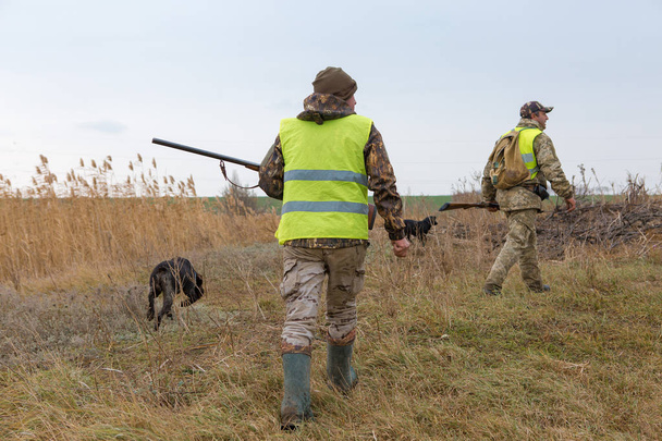 Male hunters with shotgun hunting outdoors - Zdjęcie, obraz