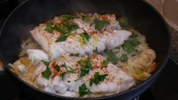 koken van verse vis, filets met toevoeging van room, kruiden en citroen kabeljauw - Video