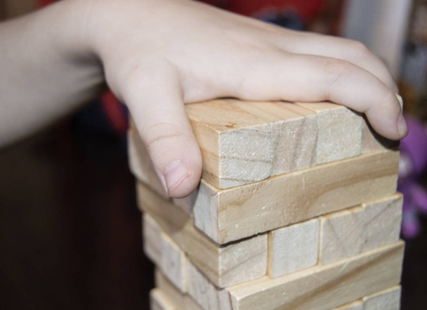 Detalhe do bloco de madeira e varas nas mãos do bebê, o conceito de ensino e educação de crianças pequenas - Foto, Imagem