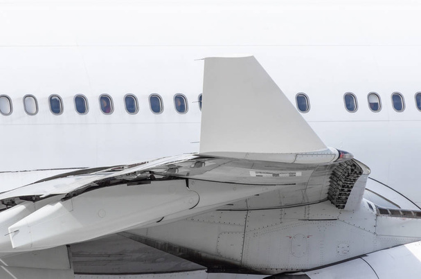 Vista da ponta da asa da aeronave e da fuselagem com vigias
. - Foto, Imagem