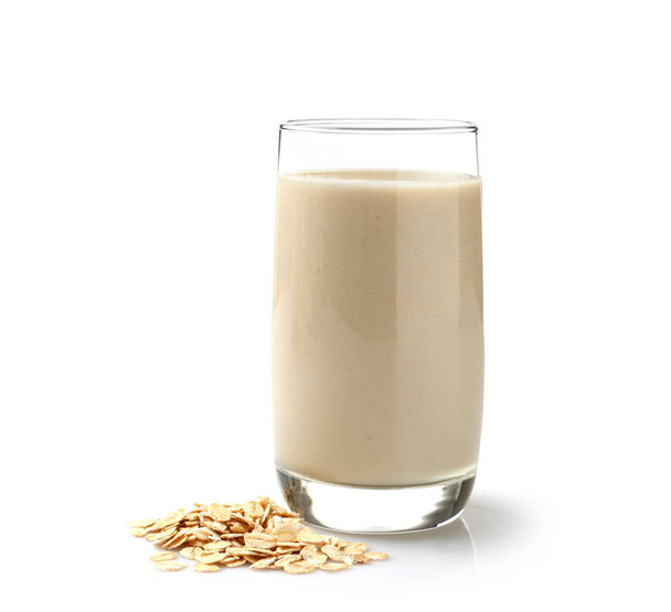 Склянка смачного вівсяного молока на білому тлі
 - Фото, зображення