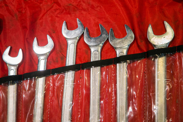 Werkzeuge und Befestigungsgeräte in einem speziellen Beutel. Metallwerkzeuge reparieren - Foto, Bild