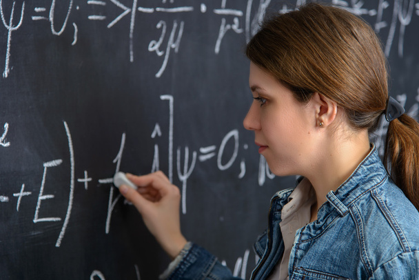 Muotokuva kaunis opiskelija tekee matematiikkaa liitutaulu
 - Valokuva, kuva