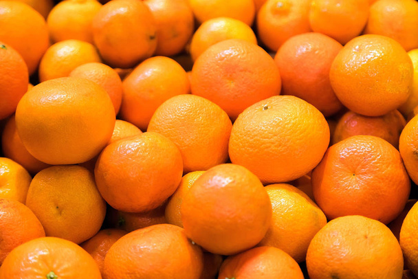 Laranjas de tangerina frescas para venda no mercado de frutas. Frutas saborosas de tangerina estão cheias de vitaminas e minerais
 - Foto, Imagem