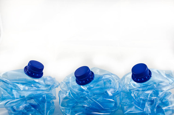 Пластикова п'ятилітрова пляшка води ізольована
. - Фото, зображення