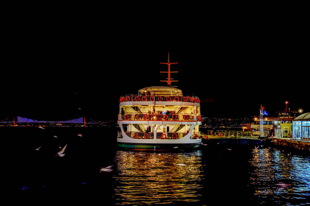 Вид на туристические достопримечательности с моря на Босфор. турецкие пароходы, вид на Золотой Рог. - Фото, изображение