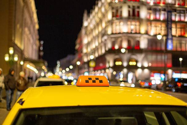Le grand panneau de taxi sur le fond de la ville de nuit
 - Photo, image