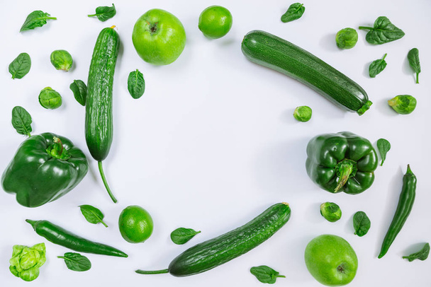 зеленые овощи и фрукты на белом фоне с копировальным местом. вид сверху
 - Фото, изображение