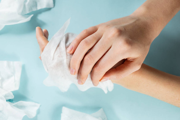 Concepto de contaminación plástica irrazonable: uso excesivo de toallitas húmedas. Primer plano ver las manos que se limpian con un montón de tejidos húmedos
 - Foto, Imagen