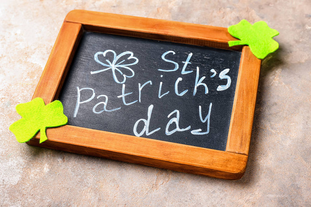 Kreidetafel mit dem Text "st. patrick 's day" auf grauem Hintergrund - Foto, Bild
