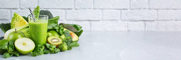 Φαγητό και ποτό υγιή δίαιτα διατροφή, τρόπο ζωής, για χορτοφάγους, και αλκαλικό, χορτοφαγικά έννοια. Πράσινο smoothie με βιολογικά προϊόντα, λαχανικά σε μια σύγχρονη κουζίνα πίνακα. Αντίγραφο χώρου φόντο - Φωτογραφία, εικόνα