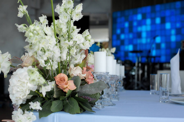 Novomanželé stůl v restauraci dekorace čerstvé květiny a svíčky. Svatební dekorace čerstvé květiny. - Fotografie, Obrázek