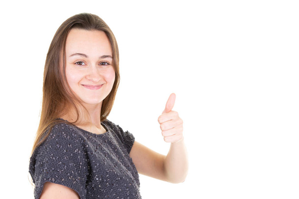Giovane donna allegra felice mostrando pollice verso l'alto dando i pollici contro uno sfondo bianco Luogo per il testo
 - Foto, immagini