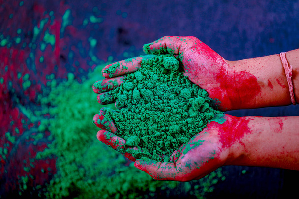Color in hand , Indian Festival Holi - Foto, Bild