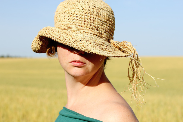ładna kobieta w kapeluszu w złotej pszenicy - Zdjęcie, obraz