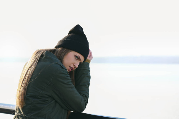 Nuori masentunut nainen ajattelee itsemurhaa sillalla
 - Valokuva, kuva