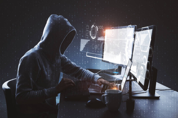 Seitenansicht eines Hackers am Desktop mit einem Computer mit kreativem Hologramm auf verschwommenem Binärcode-Hintergrund. soziales Netzwerk und Angriffskonzept. Doppelbelastung  - Foto, Bild