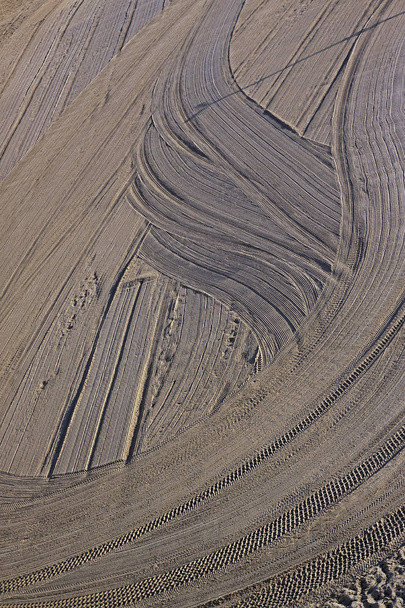Καθαρίζονται από ένα τρακτέρ άμμο στην παραλία της Μεσογείου, το πρωί. Αντίμπ, Κυανή Ακτή, Γαλλία. Μεγάλος χώρος για γράψιμο - Φωτογραφία, εικόνα
