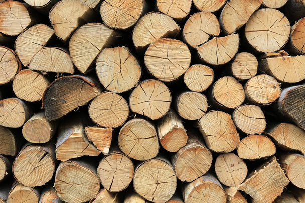 Brennholzstapel gestapelt gehäckselte Holzstämme, Nahaufnahme Holzhintergrund - Foto, Bild