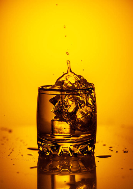 Ice cubes dropped into drink. Splash - Foto, afbeelding