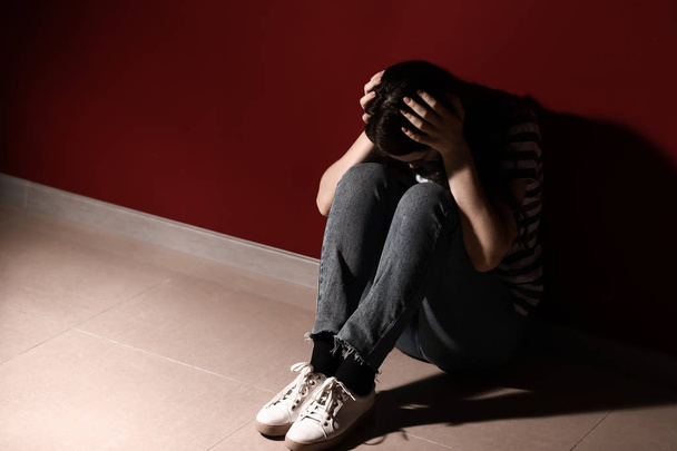 Молодая депрессивная женщина думает о самоубийстве у стены
 - Фото, изображение