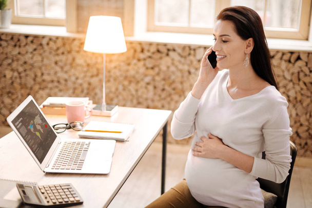 Thoughtful pregnant woman talking about business - Zdjęcie, obraz