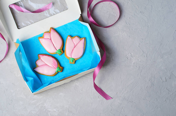 Tulpen-Lebkuchen, handgemachte Plätzchen mit Zuckerguss, Geschenkset, Draufsicht - Foto, Bild