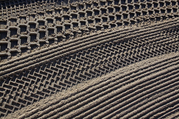Vyčistit traktor písku na středomořské pláži v dopoledních hodinách. Antibes, Nice, Francie. - Fotografie, Obrázek