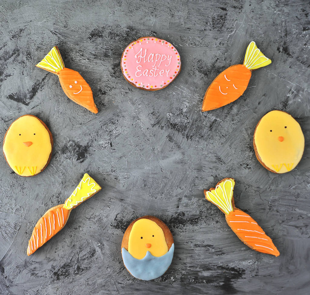 Velikonoční sušenky na kamenné pozadí s potravinářské barvivo. - Fotografie, Obrázek