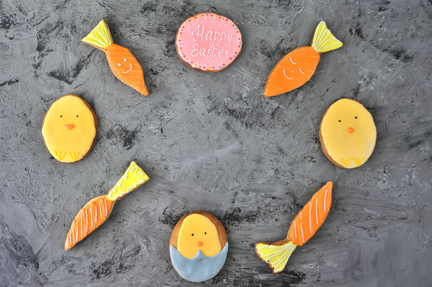 Biscotti di Pasqua su sfondo di pietra con colorante alimentare
. - Foto, immagini