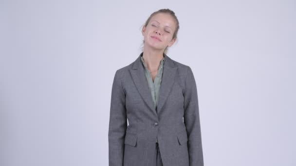 Joven mujer de negocios rubia feliz relajarse con los ojos cerrados
 - Metraje, vídeo