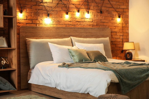 Grande cama confortável no interior elegante do quarto
 - Foto, Imagem