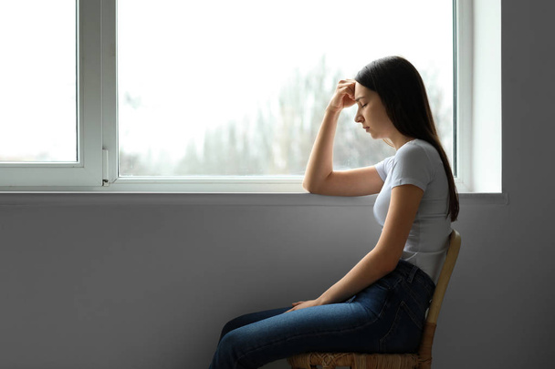 Молода пригнічена жінка думає про самогубство вдома
 - Фото, зображення