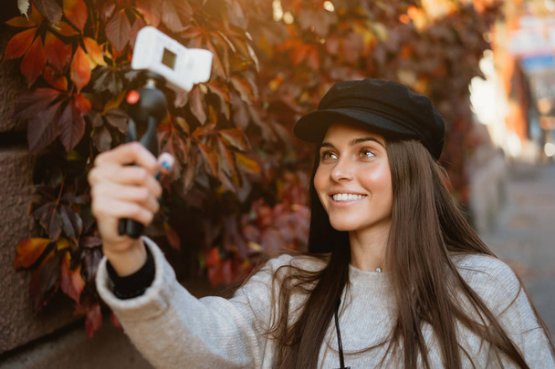 Ładna, młoda kobieta blogger pozowanie na kamery. - Zdjęcie, obraz
