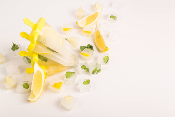 Natural Vegan Lemon Ice Cream with Mint - Foto, afbeelding