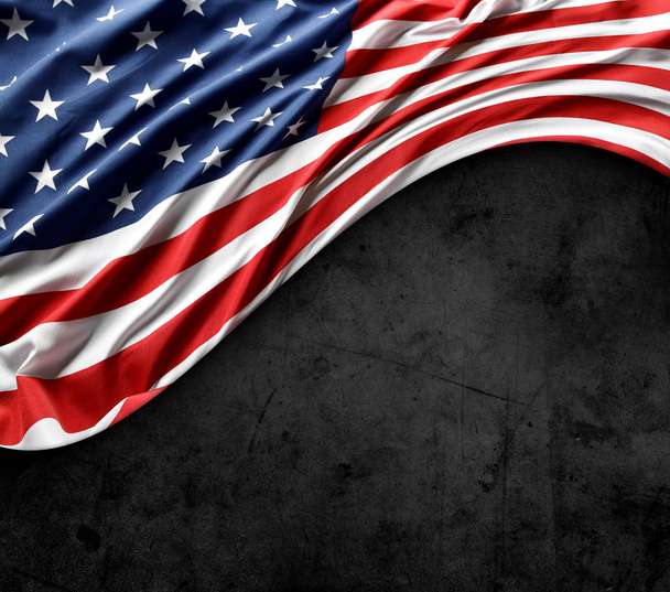 Close-up van de Amerikaanse vlag op dark grunge achtergrond - Foto, afbeelding